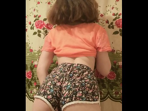 ❤️ Una ghjovana sexy si spoglia i pantaloncini davanti à a camera Sessu à co.mailkassa.ru ️❤