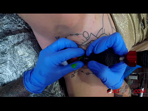 ❤️ Sully Savage, hottie estremamente tatuata, hà fattu un tatuatu nantu à u clitoris Sessu à co.mailkassa.ru ️❤